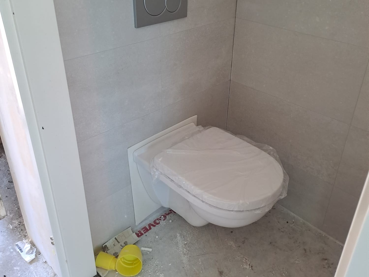 Nieuw hangtoilet net geplaatst, de afwerking volgt