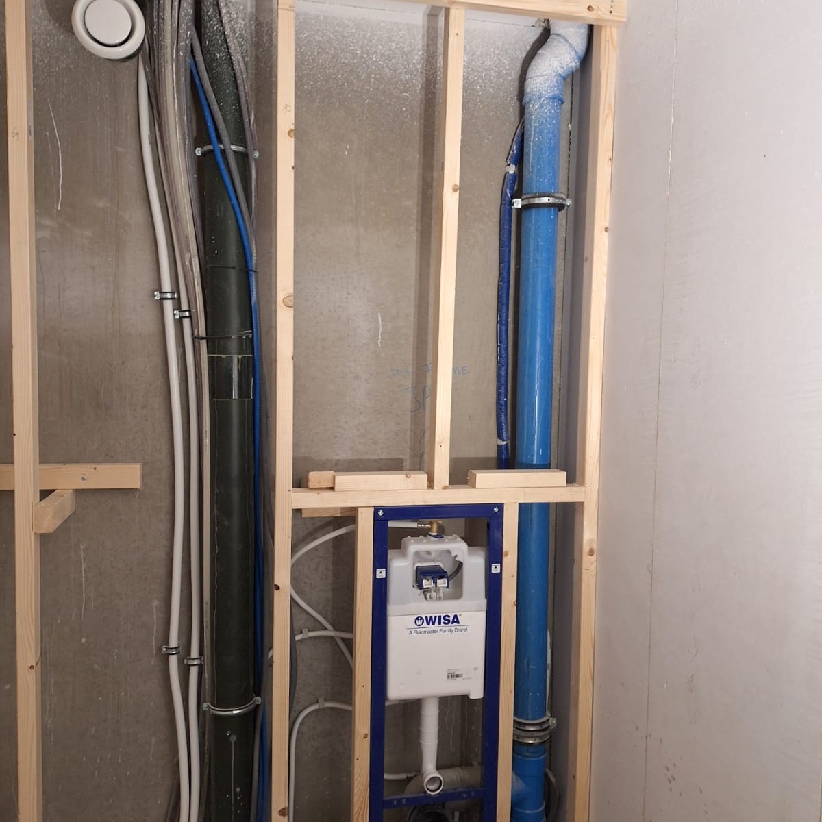 Voorzetwand met water- en afvoerleidingen en een inbouwframe voor het toilet